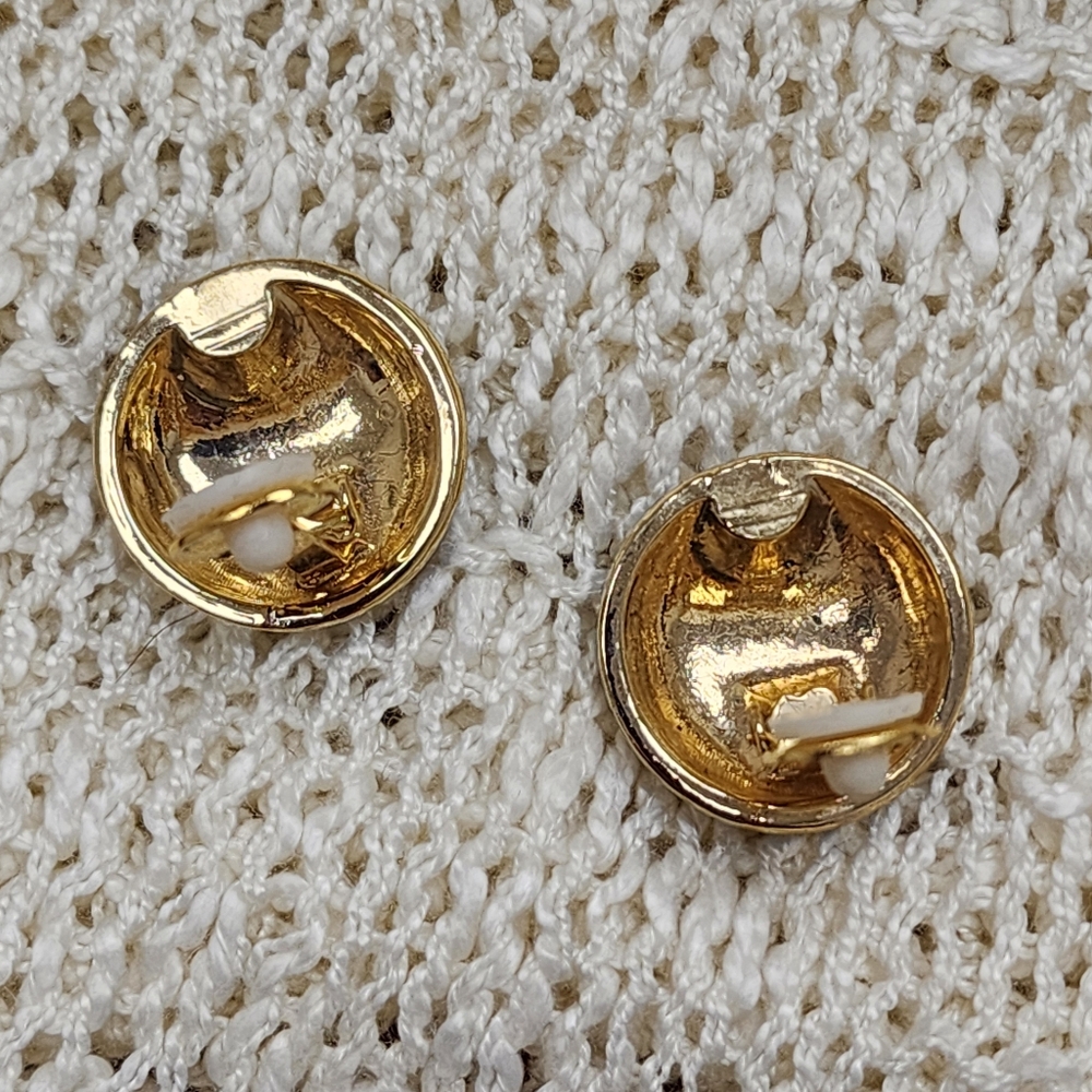 Vintage, Rare Gold Toned, Black and Cream Swirl Circle Enamel Clip On Earrings - Picture 3 of 8